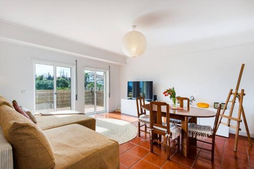 Shared lounge/TV area, Suri in Delgadas