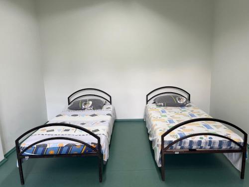 4 twin beds