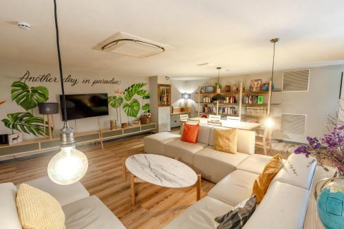 Shared lounge/TV area, Yeah Barcelona Hostel in Eixample