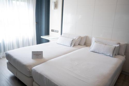 Standard Twin Room image 3