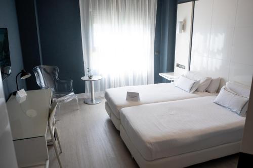 Standard Twin Room image 8