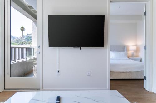 Luxury 2 Bedroom 2 Bathroom Residence With Fitness and Outdoor Pool, Los Angeles (photo 4)