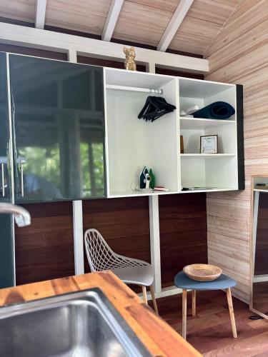 Kitchen, Lodge Lamareale, Bungalow sur l eau proche de la plage in Berard