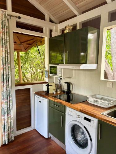 Kitchen, Lodge Lamareale, Bungalow sur l eau proche de la plage in Berard