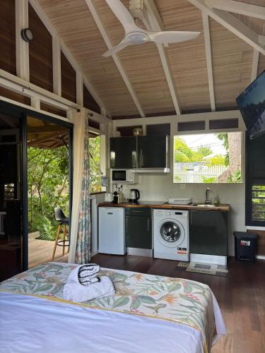 Lodge Lamareale, Bungalow sur l eau proche de la plage in Berard