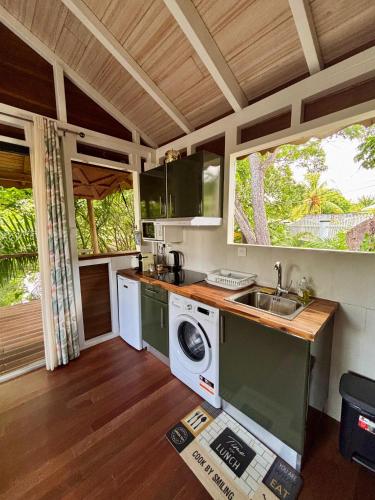 Kitchen, Lodge Lamareale, Bungalow sur l eau proche de la plage in Berard