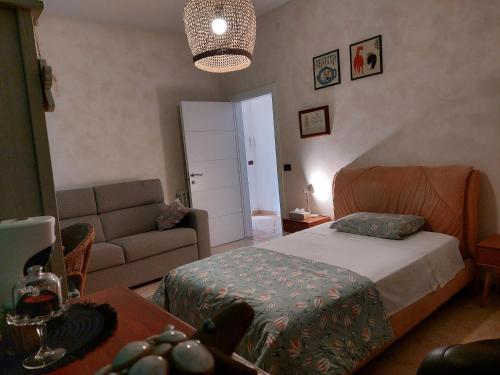  Stanza Il melo in fiore in Ferrara