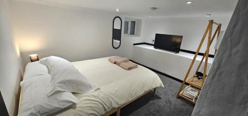 Refurbished 4-Bed Home Near Hospital & Station