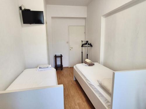 Twin Room image 3
