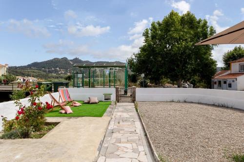 GuestReady - Quaint house with Patio in Varzea de Sintra