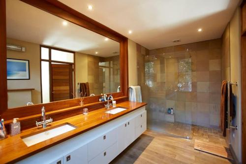 Table Mountain Villa - image 2