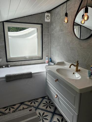 Mysig stuga in อุดเดอะวัลลา