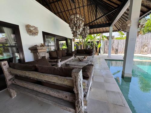 발리 Beautiful Beach Villa Nujum with staff. 5성급 싱글룸 수영장