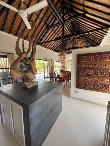 발리 Beautiful Beach Villa Nujum with staff. 5성급 싱글룸 레스토랑