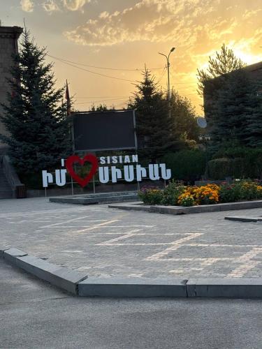 Квартира в Сисиане на главнои площади Բնակարան Սիսիանում հրապարակի վրա Apartment in Sisian on the ma in Sisian