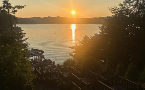 Medley Sunset Cove - Lake Blue Ridge GA in Morganton, USA