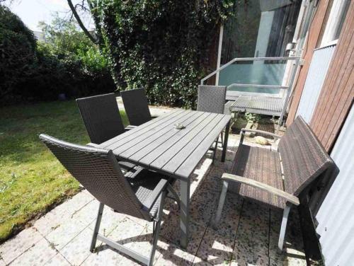 Monteurwohnung-mit-Terrasse-fuer-7-Personen-WLAN-TV-Kueche-Ahrensburg-Naehe-Hamburg-OD06c in อาเรนสบูร์ก