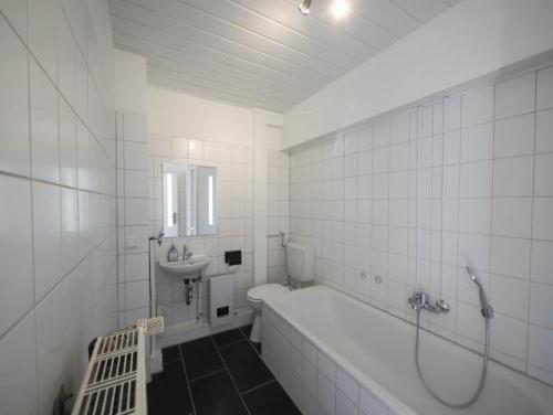 Monteurwohnung-mit-Terrasse-fuer-7-Personen-WLAN-TV-Kueche-Ahrensburg-Naehe-Hamburg-OD06c in อาเรนสบูร์ก