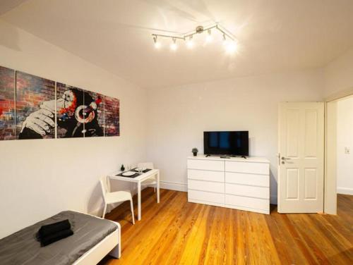 Grosse-Monteurwohnung-in-Villa-4-Zimmer-WLAN-TV-Kueche-Ahrensburg-Naehe-Hamburg-OD06b in อาเรนสบูร์ก