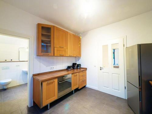 Grosse-Monteurwohnung-in-Villa-4-Zimmer-WLAN-TV-Kueche-Ahrensburg-Naehe-Hamburg-OD06b in อาเรนสบูร์ก