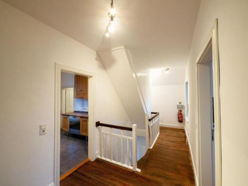 Grosse-Monteurwohnung-in-Villa-4-Zimmer-WLAN-TV-Kueche-Ahrensburg-Naehe-Hamburg-OD06b in อาเรนสบูร์ก