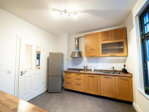 Grosse-Monteurwohnung-in-Villa-4-Zimmer-WLAN-TV-Kueche-Ahrensburg-Naehe-Hamburg-OD06b in อาเรนสบูร์ก