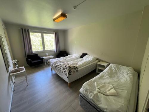 1 queen bed, 1 twin bed