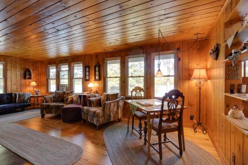 Cozy Lakefront Cabin with Indoor Gas Fireplace! in Mercer, USA