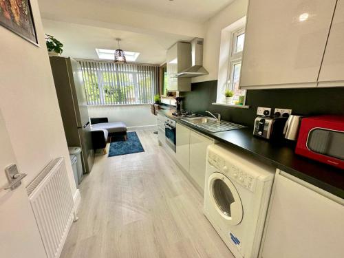 MADIKA HOMES Modern 2-Bed Apartment Near Wembley Stadium, Londyn