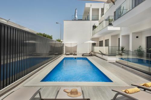 สระว่ายน้ำ, Sunny Apartments in กาบานาส