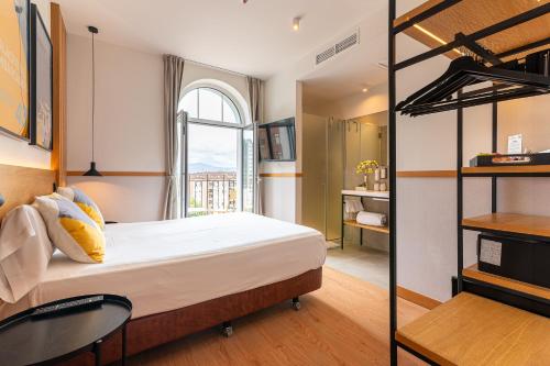 Deluxe Double or Twin Room with Balcony image 9