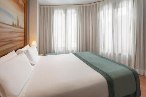 Double or Twin Room image 3