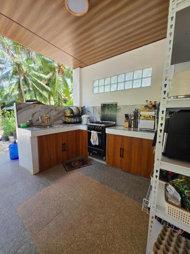 Kitchen, Cheska's Tennis Paradise & Beach House in Baganga