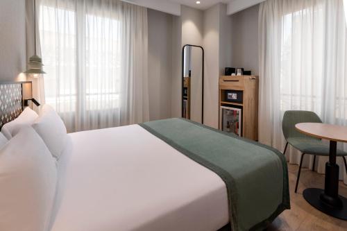 Premium Double or Twin Room image 3
