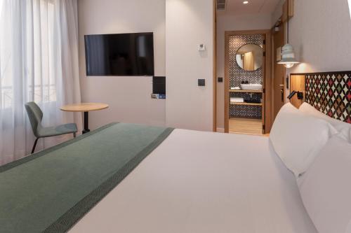 Premium Double or Twin Room image 2