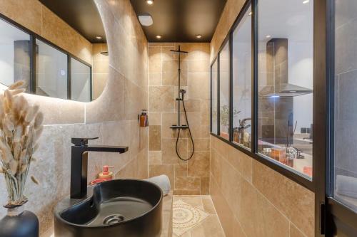 ฝักบัว, Le Petit Bastion, Studio in เลสการ์