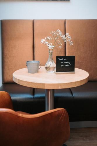 Restaurant, Alpengluhen Smart Hotel in Olching