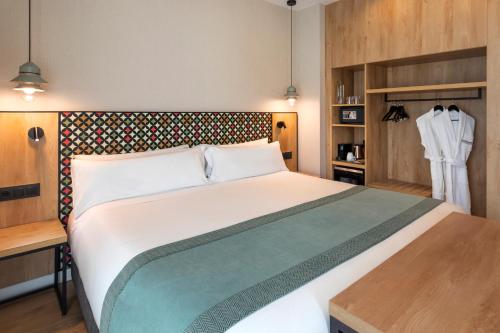 Superior Double or Twin Room with Terrace image 4