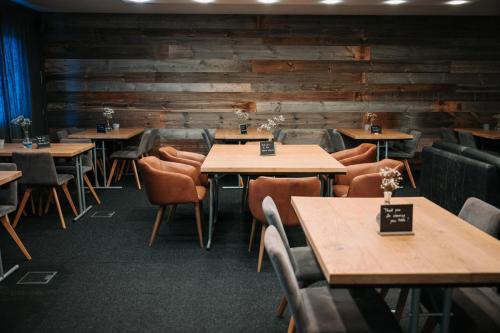 Restaurant, Alpengluhen Smart Hotel in Olching