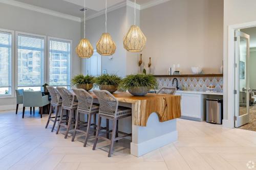 บริการและสิ่งอำนวยความสะดวก, Landing Palmetto Apartments in เอลเลนตัน (FL)