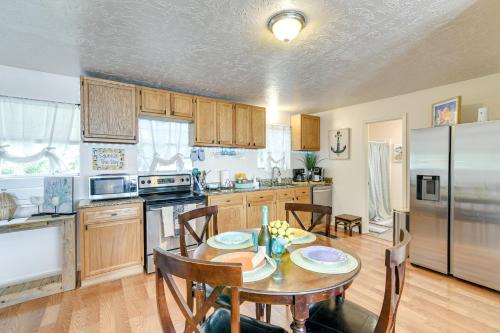 Bacliff Apartment with Hot Tub - 3 Mi to Boardwalk! in Bacliff, USA