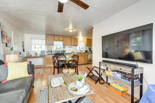 Bacliff Apartment with Hot Tub - 3 Mi to Boardwalk! in Bacliff, USA