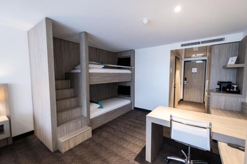 2 twin beds, 2 bunk beds