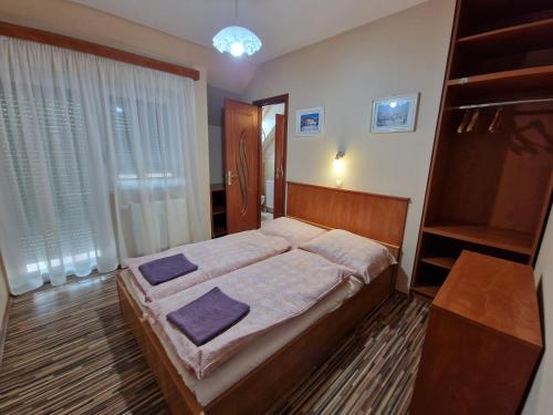 Four-Bedroom Apartment with Terrace image 8