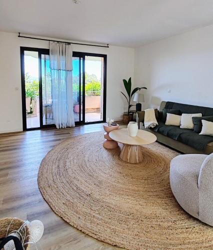 Beautiful Garden Apartment with Sea View 2 Bedrooms Ensuite