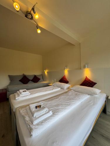 1 queen bed, 1 twin bed
