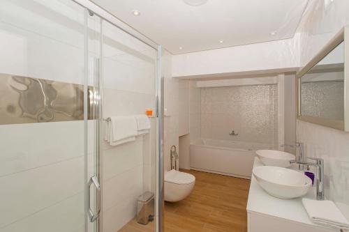 Superior One-Bedroom Apartment with Terrace and Sea View image 9