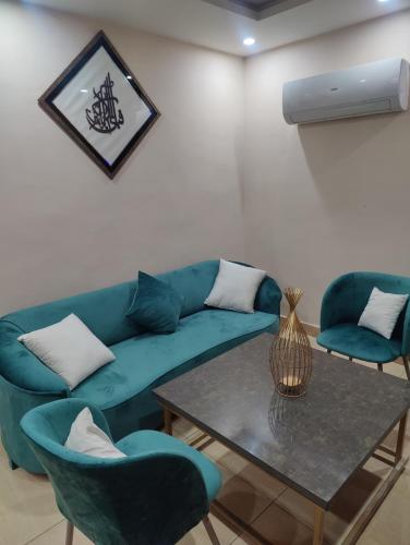 Two bed furnished apartment - image 5