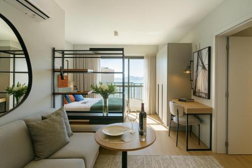 The Bridge by Xtay -Estudios em Floripa com Piscina no Rooftop e Academia Completa, e facil acesso a in Florianopolis