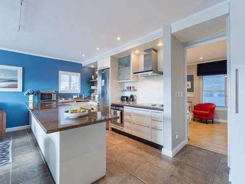 Sunny Dry Mill Apartment on Thesen Islands in เกาะเทเซน